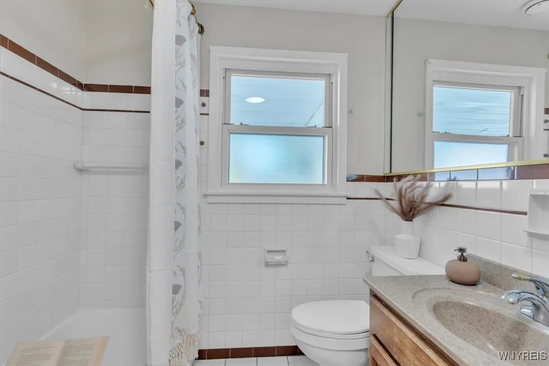 715 82nd Street, Niagara Falls, New York 14304, Niagara Falls, New York 14304, 4 Bedrooms Bedrooms, 10 Rooms Rooms,1 BathroomBathrooms,Residential,Closed,715 82nd Street, Niagara Falls, New York 14304,0,B1630423