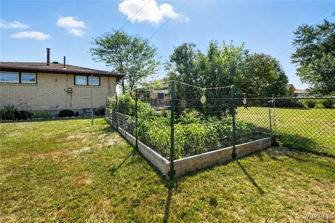 168 Leocrest Court, West Seneca, New York 14224, West Seneca, New York 14224, 3 Bedrooms Bedrooms, 7 Rooms Rooms,2 BathroomsBathrooms,Residential,For Sale,168 Leocrest Court, West Seneca, New York 14224,B1631333