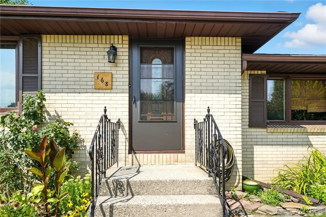 168 Leocrest Court, West Seneca, New York 14224, West Seneca, New York 14224, 3 Bedrooms Bedrooms, 7 Rooms Rooms,2 BathroomsBathrooms,Residential,For Sale,168 Leocrest Court, West Seneca, New York 14224,B1631333