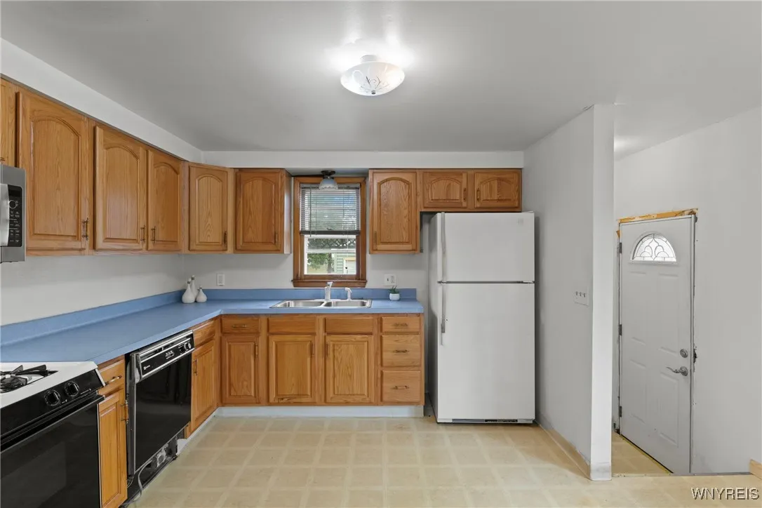 113 Rondelay Drive, Cheektowaga, New York 14227, Cheektowaga, New York 14227, 4 Bedrooms Bedrooms, 6 Rooms Rooms,1 BathroomBathrooms,Residential,For Sale,113 Rondelay Drive, Cheektowaga, New York 14227,0,B1631414
