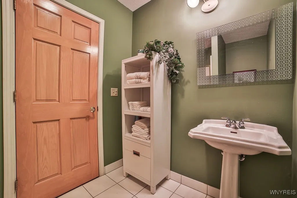 5236 Bridle Path Lane, Lewiston, New York 14092, Lewiston, New York 14092, 4 Bedrooms Bedrooms, 9 Rooms Rooms,3 BathroomsBathrooms,Residential,Closed,5236 Bridle Path Lane, Lewiston, New York 14092,0,B1630030