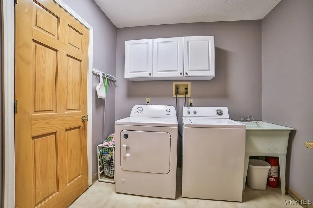 5236 Bridle Path Lane, Lewiston, New York 14092, Lewiston, New York 14092, 4 Bedrooms Bedrooms, 9 Rooms Rooms,3 BathroomsBathrooms,Residential,Closed,5236 Bridle Path Lane, Lewiston, New York 14092,0,B1630030