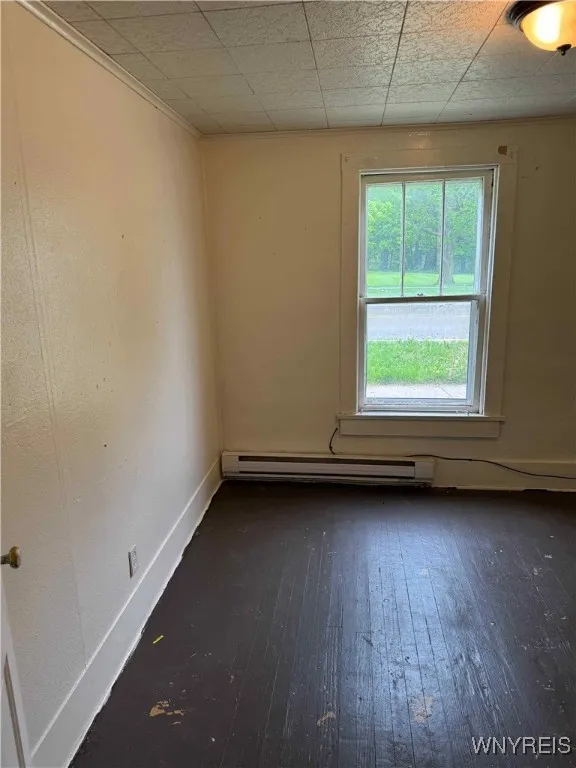 Lower front bedroom