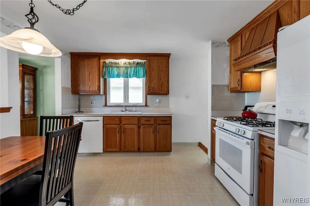 51 Fairoaks Lane, Cheektowaga, New York 14227, Cheektowaga, New York 14227, 3 Bedrooms Bedrooms, 8 Rooms Rooms,1 BathroomBathrooms,Residential,For Sale,51 Fairoaks Lane, Cheektowaga, New York 14227,0,B1629602