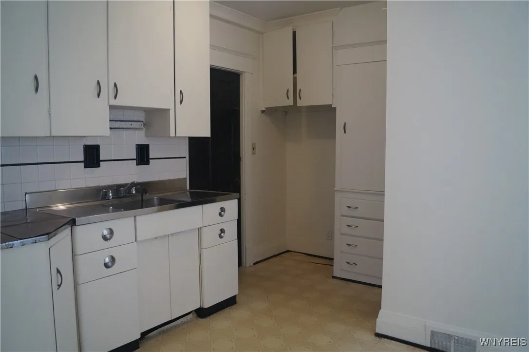 903 Amherst Street, Buffalo, New York 14216, Buffalo, New York 14216, 5 Bedrooms Bedrooms, ,3 BathroomsBathrooms,Residential,For Sale,903 Amherst Street, Buffalo, New York 14216,B1631508