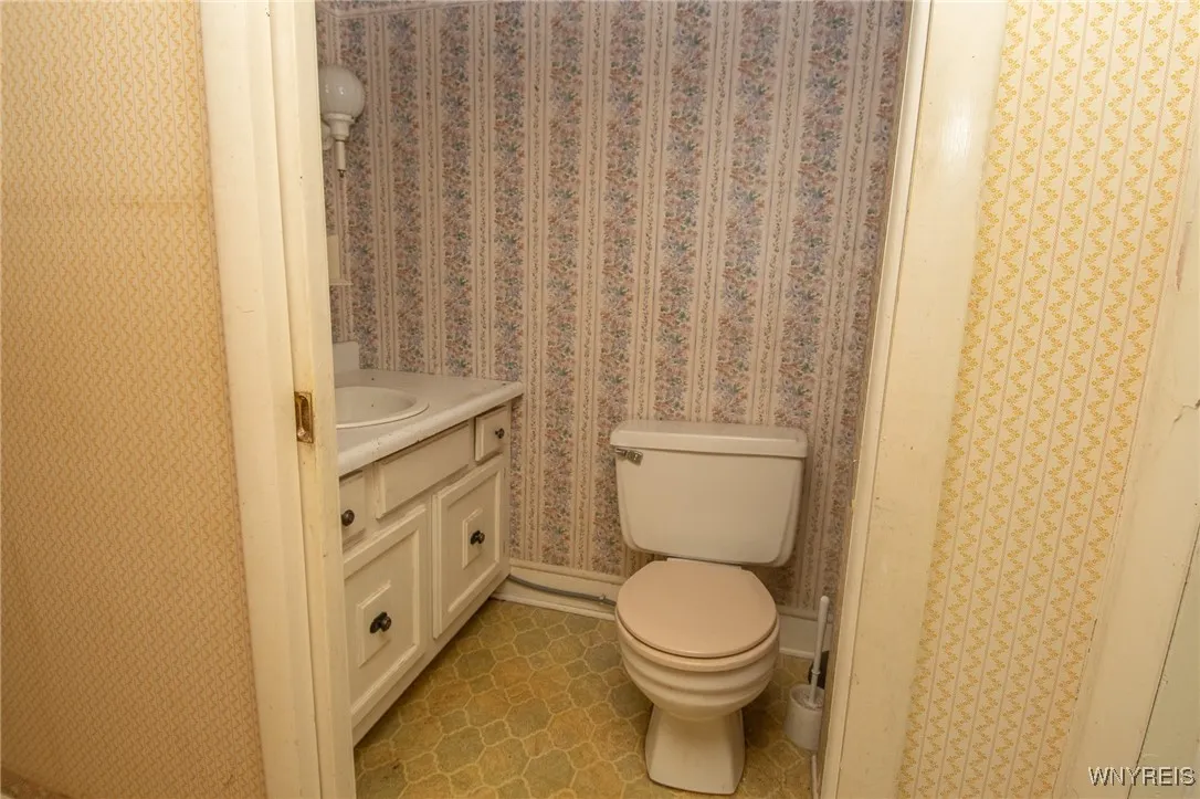 1/2 Bathroom Second floor