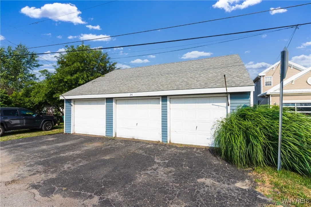 241 South Shore Drive, Hamburg, New York 14219, Hamburg, New York 14219, 3 Bedrooms Bedrooms, 7 Rooms Rooms,2 BathroomsBathrooms,Residential,For Sale,241 South Shore Drive, Hamburg, New York 14219,B1631583