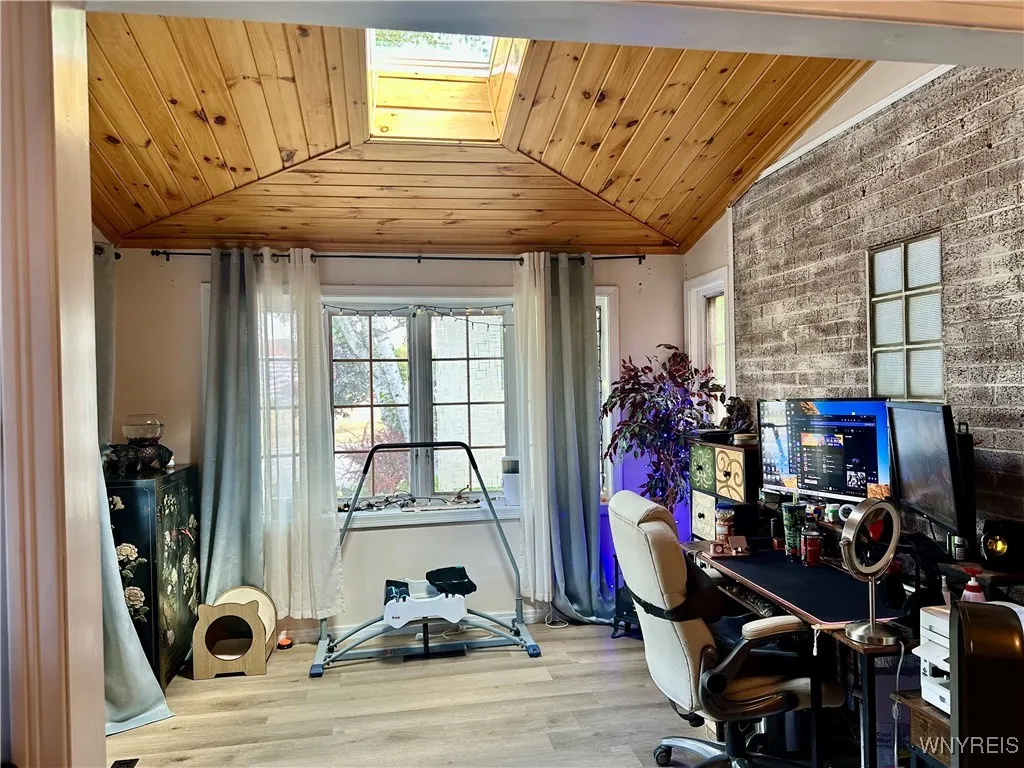ALCOVE- TV/COMPUTER RM - PLANK CEILING-SKY LITE