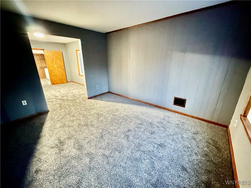 111 Peter Street Upper, Buffalo, New York 14207, Buffalo, New York 14207, 3 Bedrooms Bedrooms, 6 Rooms Rooms,1 BathroomBathrooms,Residential Lease,For Rent,111 Peter Street Upper, Buffalo, New York 14207,0,B1631683