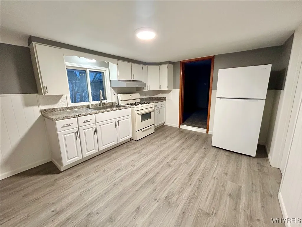 111 Peter Street Upper, Buffalo, New York 14207, Buffalo, New York 14207, 3 Bedrooms Bedrooms, 6 Rooms Rooms,1 BathroomBathrooms,Residential Lease,For Rent,111 Peter Street Upper, Buffalo, New York 14207,0,B1631683