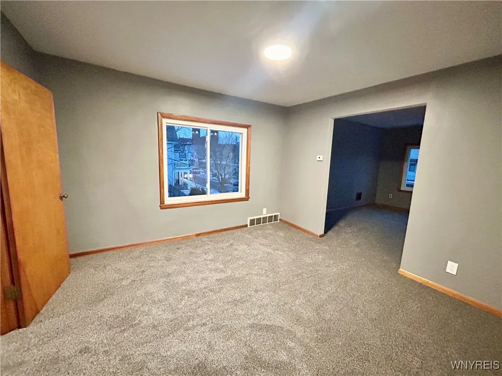 111 Peter Street Upper, Buffalo, New York 14207, Buffalo, New York 14207, 3 Bedrooms Bedrooms, 6 Rooms Rooms,1 BathroomBathrooms,Residential Lease,For Rent,111 Peter Street Upper, Buffalo, New York 14207,0,B1631683