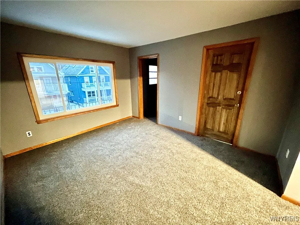 111 Peter Street Upper, Buffalo, New York 14207, Buffalo, New York 14207, 3 Bedrooms Bedrooms, 6 Rooms Rooms,1 BathroomBathrooms,Residential Lease,For Rent,111 Peter Street Upper, Buffalo, New York 14207,0,B1631683