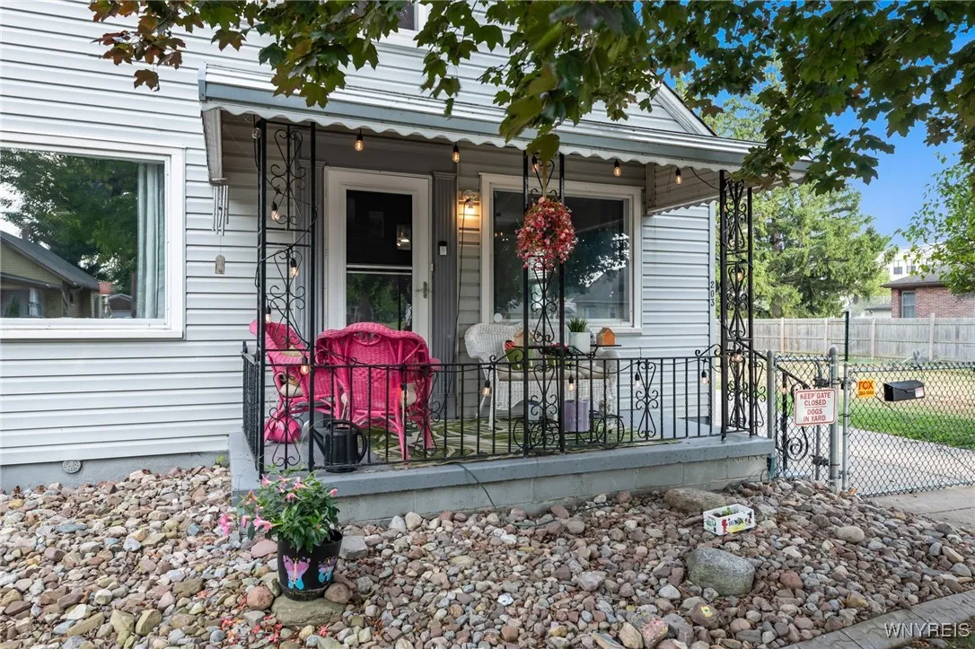 203 74th Street, Niagara Falls, New York 14304, Niagara Falls, New York 14304, 3 Bedrooms Bedrooms, 5 Rooms Rooms,1 BathroomBathrooms,Residential,Closed,203 74th Street, Niagara Falls, New York 14304,0,B1631663