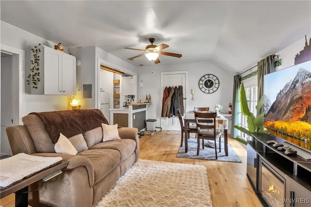 D Unit Living Room/Dining Room