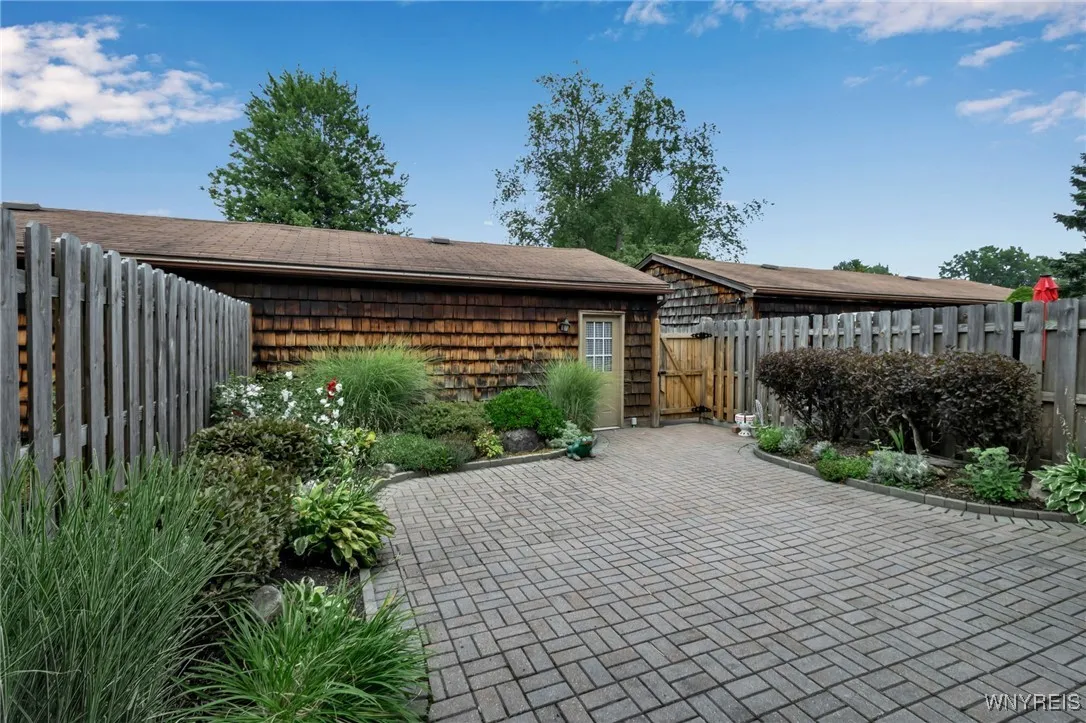 111 Cimarand Drive, Amherst, New York 14221, Amherst, New York 14221, 3 Bedrooms Bedrooms, 6 Rooms Rooms,2 BathroomsBathrooms,Residential,For Sale,111 Cimarand Drive, Amherst, New York 14221,B1631621
