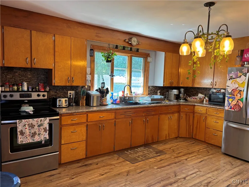 4 Case Avenue, Auburn, New York 13021, Auburn, New York 13021, 4 Bedrooms Bedrooms, 6 Rooms Rooms,1 BathroomBathrooms,Residential,Closed,4 Case Avenue, Auburn, New York 13021,0,S1630882