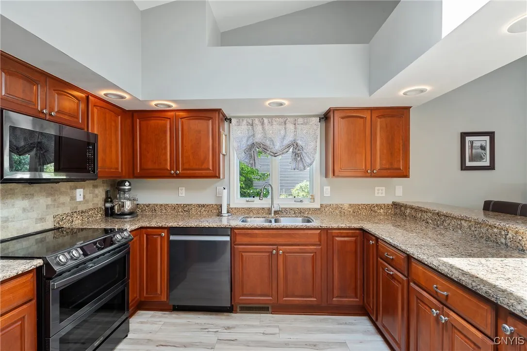 4965 Moses Drive, Clay, New York 13090, Clay, New York 13090, 3 Bedrooms Bedrooms, 6 Rooms Rooms,2 BathroomsBathrooms,Residential,Closed,4965 Moses Drive, Clay, New York 13090,0,S1625150