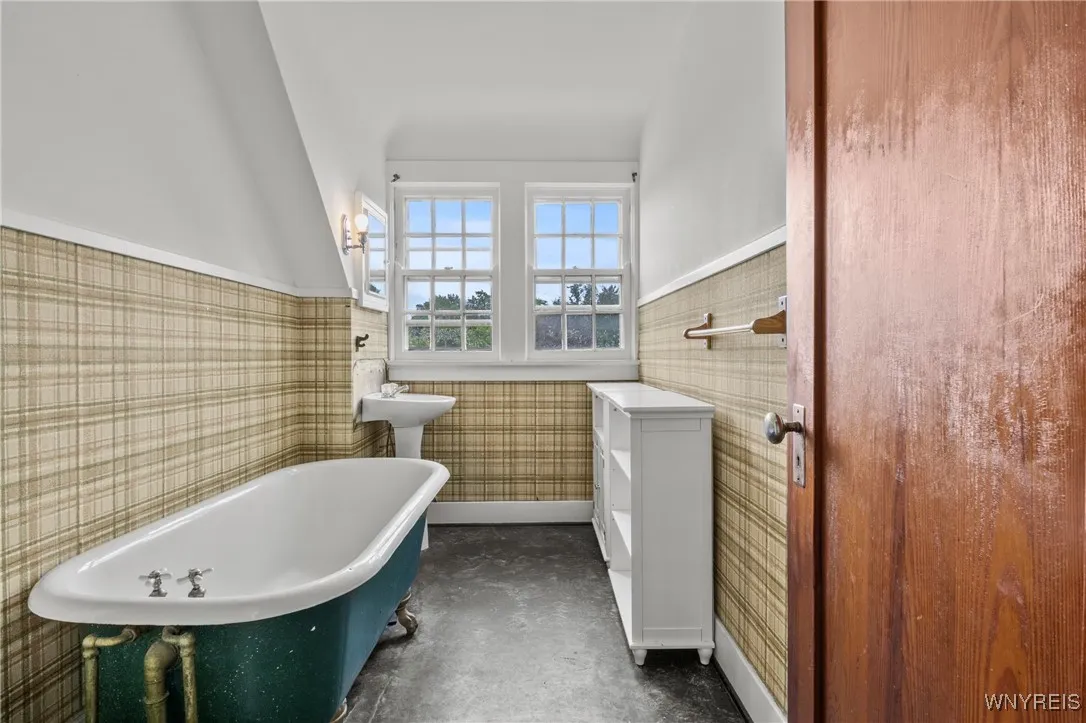 Full bath on third floor