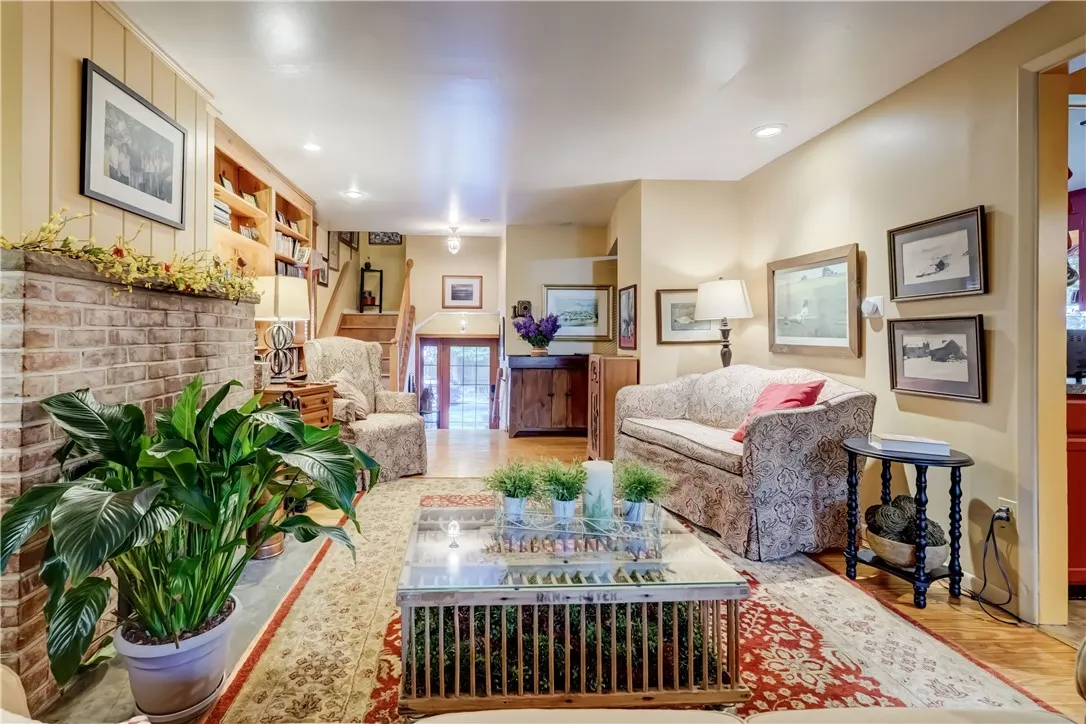 29 Hoyt Place, Rochester, New York 14610, Rochester, New York 14610, 4 Bedrooms Bedrooms, 8 Rooms Rooms,3 BathroomsBathrooms,Residential,Closed,29 Hoyt Place, Rochester, New York 14610,0,R1630976