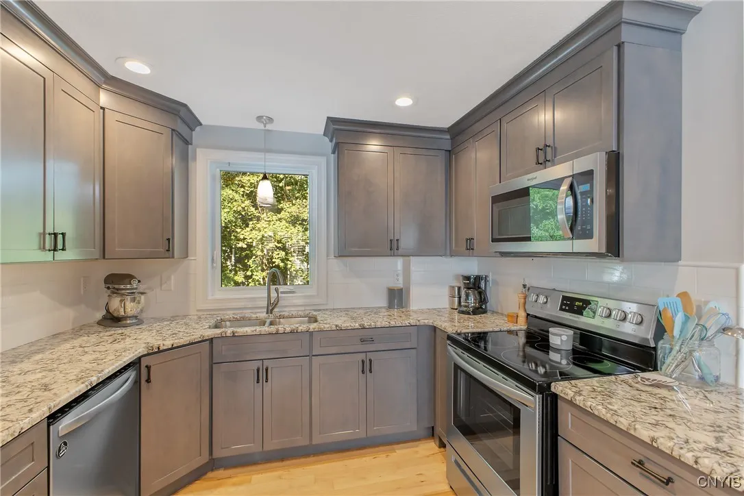 10 Kellogg Street, Kirkland, New York 13323, Kirkland, New York 13323, 3 Bedrooms Bedrooms, 6 Rooms Rooms,2 BathroomsBathrooms,Residential,Closed,10 Kellogg Street, Kirkland, New York 13323,0,S1630311