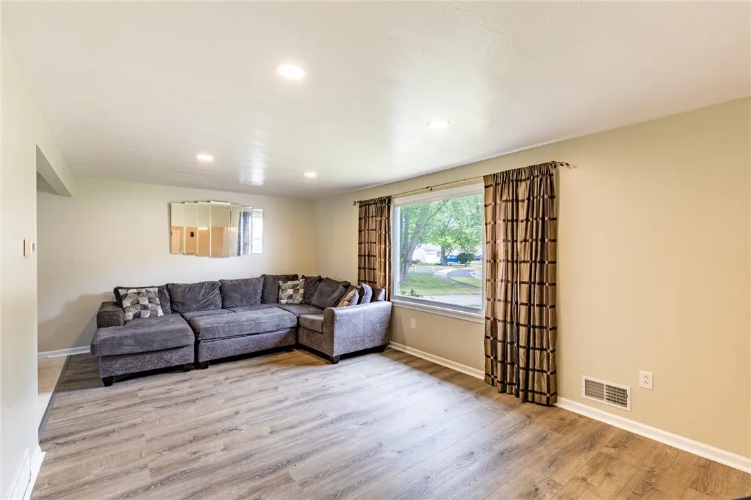 69 Lightwood Lane, Gates, New York 14606, Gates, New York 14606, 5 Bedrooms Bedrooms, 12 Rooms Rooms,2 BathroomsBathrooms,Residential,For Sale,69 Lightwood Lane, Gates, New York 14606,0,R1630495