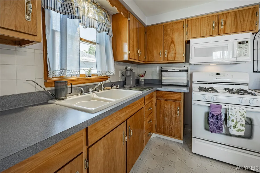 26 Louise Drive, Cheektowaga, New York 14227, Cheektowaga, New York 14227, 3 Bedrooms Bedrooms, 6 Rooms Rooms,1 BathroomBathrooms,Residential,Closed,26 Louise Drive, Cheektowaga, New York 14227,0,B1631507