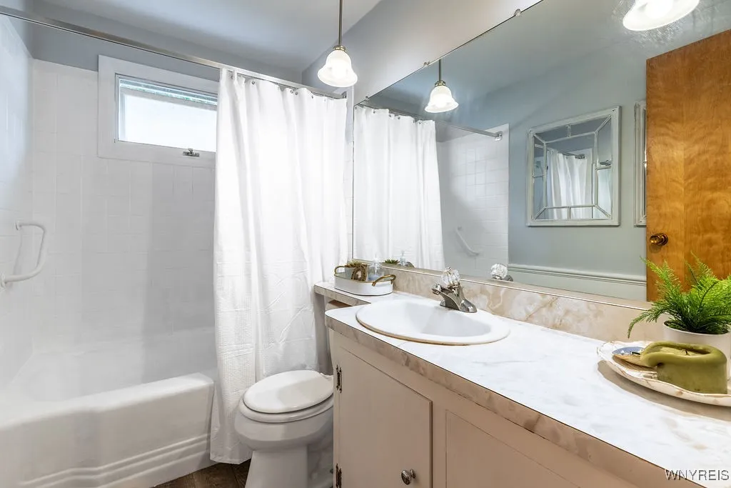4651 Overlook Drive, Clarence, New York 14221, Clarence, New York 14221, 3 Bedrooms Bedrooms, 8 Rooms Rooms,2 BathroomsBathrooms,Residential,For Sale,4651 Overlook Drive, Clarence, New York 14221,B1629272