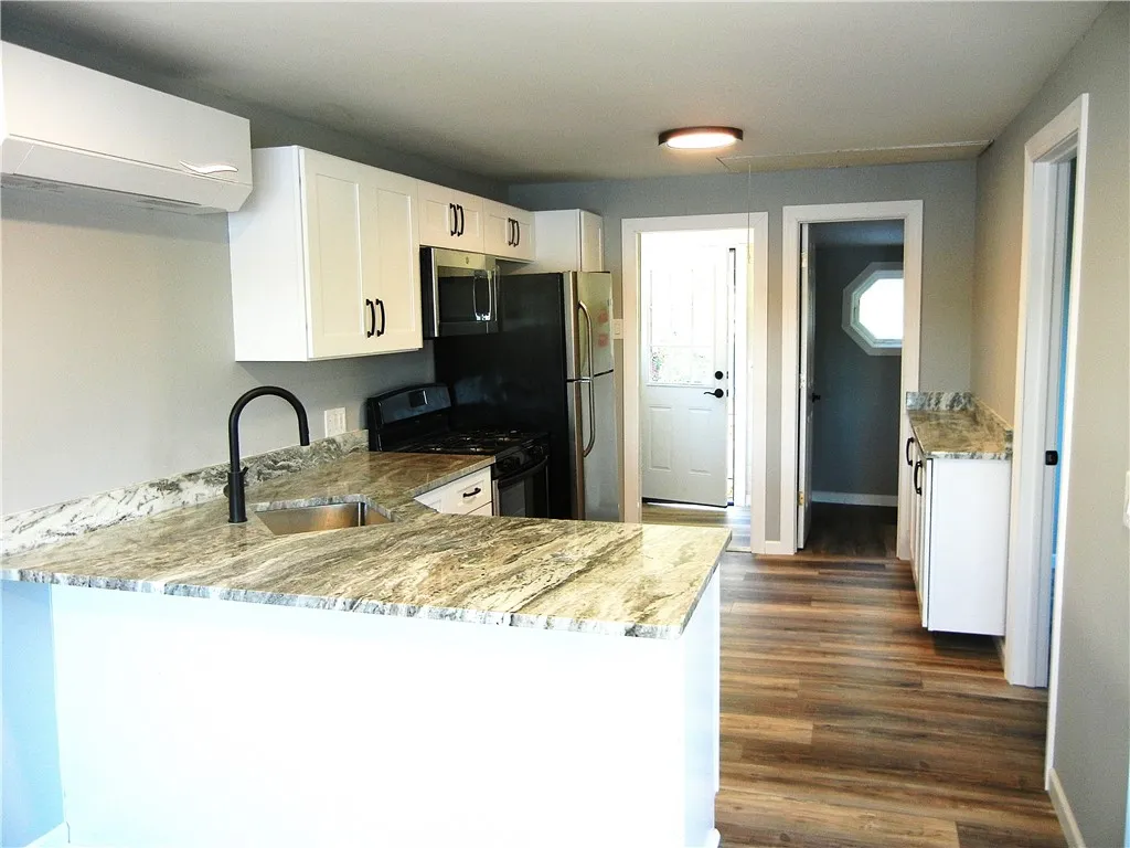 NEW KITCHEN W/BREAKFAST COUNTER AND GRANITE AND NEW APPLIANCES