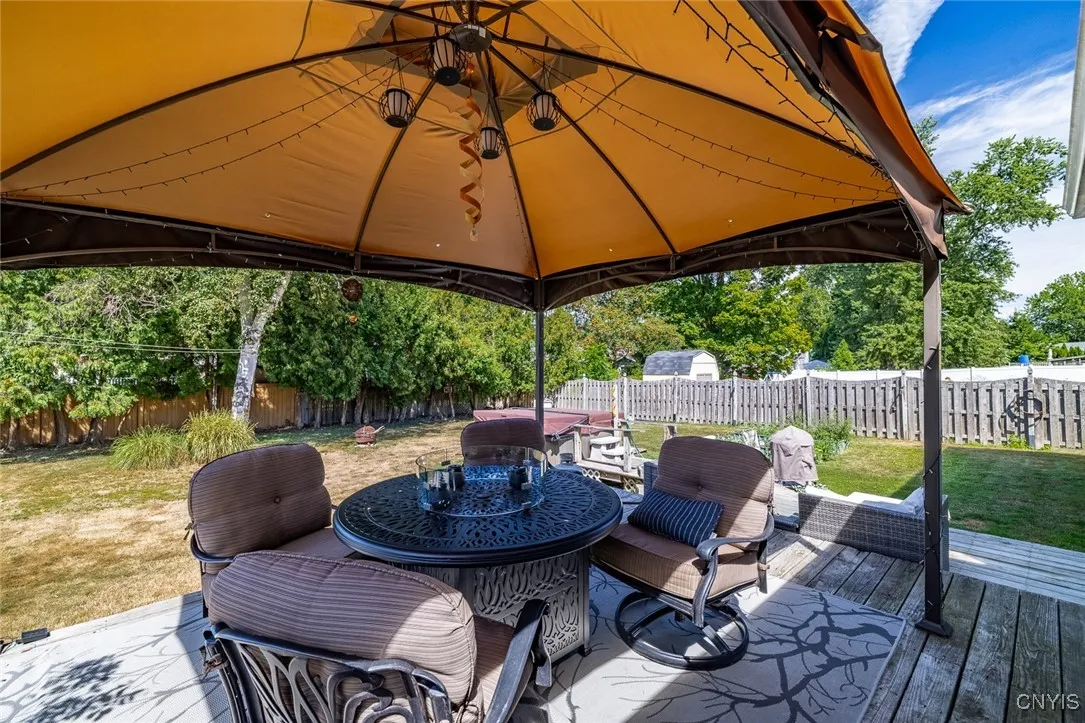 122 Riverdale Road, Clay, New York 13090, Clay, New York 13090, 4 Bedrooms Bedrooms, 11 Rooms Rooms,1 BathroomBathrooms,Residential,Closed,122 Riverdale Road, Clay, New York 13090,0,S1631753