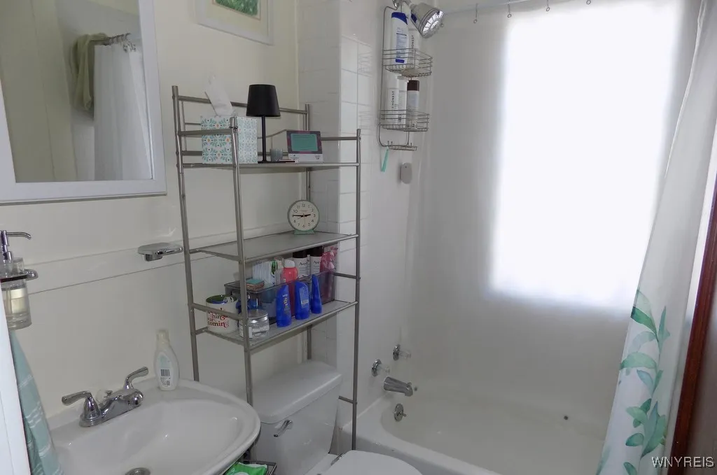 87 Laird Avenue, Buffalo, New York 14207, Buffalo, New York 14207, 4 Bedrooms Bedrooms, ,2 BathroomsBathrooms,Residential,For Sale,87 Laird Avenue, Buffalo, New York 14207,B1627595
