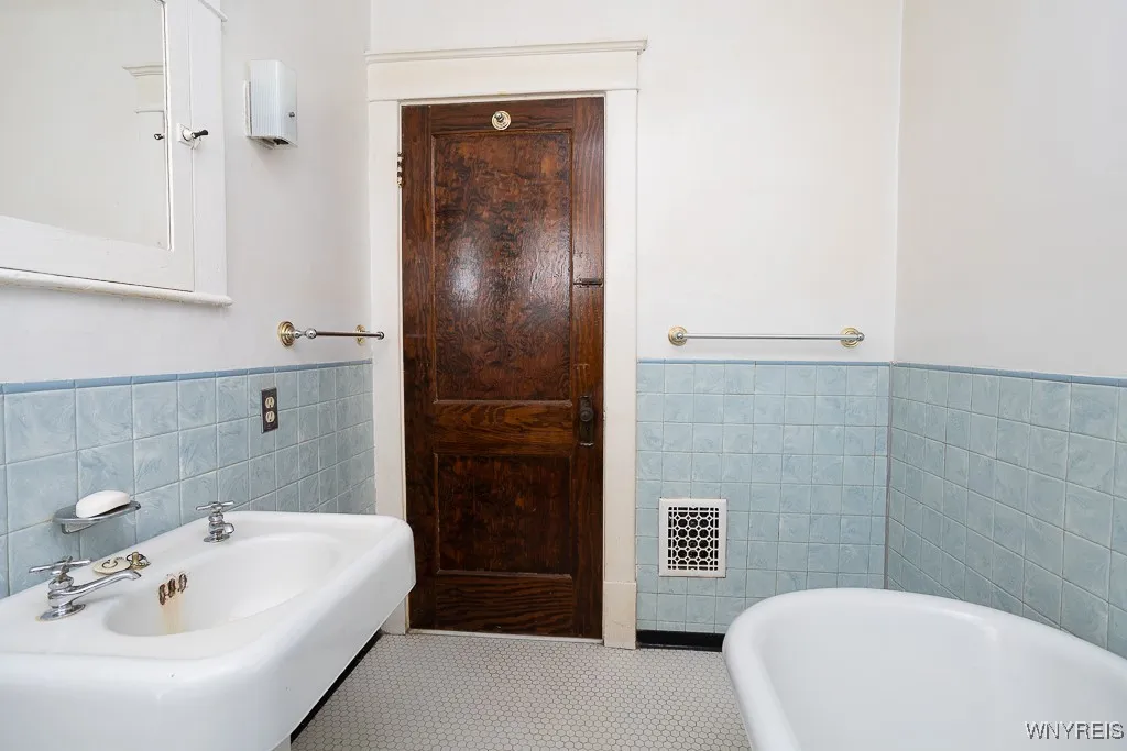 88 Commonwealth Avenue, Buffalo, New York 14216, Buffalo, New York 14216, 6 Bedrooms Bedrooms, ,2 BathroomsBathrooms,Residential,For Sale,88 Commonwealth Avenue, Buffalo, New York 14216,0,B1631505