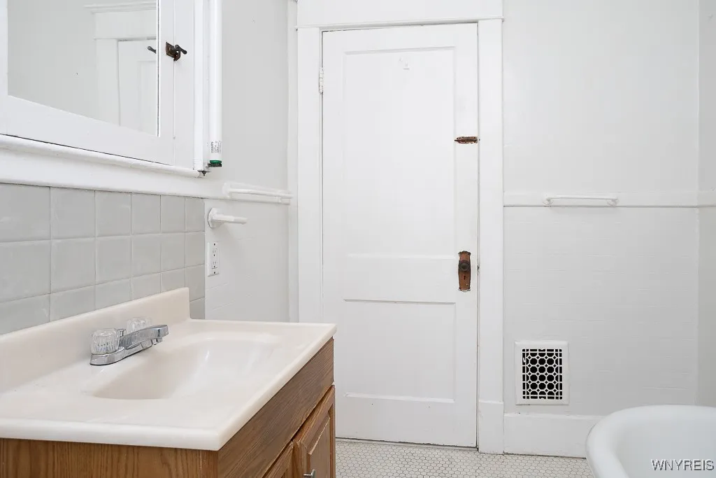 88 Commonwealth Avenue, Buffalo, New York 14216, Buffalo, New York 14216, 6 Bedrooms Bedrooms, ,2 BathroomsBathrooms,Residential,For Sale,88 Commonwealth Avenue, Buffalo, New York 14216,0,B1631505