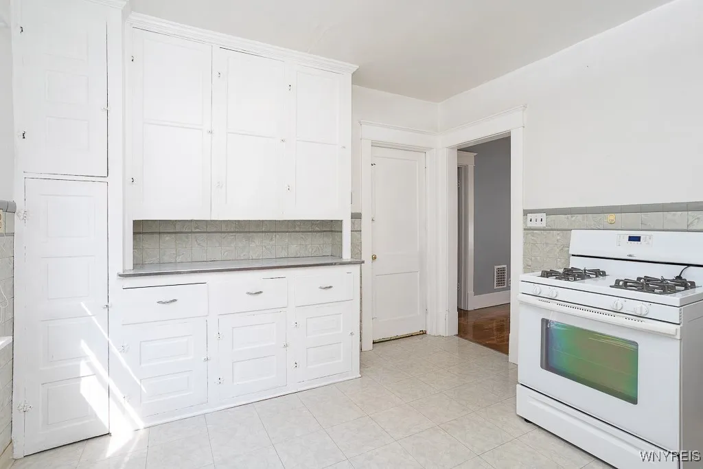 88 Commonwealth Avenue, Buffalo, New York 14216, Buffalo, New York 14216, 6 Bedrooms Bedrooms, ,2 BathroomsBathrooms,Residential,For Sale,88 Commonwealth Avenue, Buffalo, New York 14216,0,B1631505