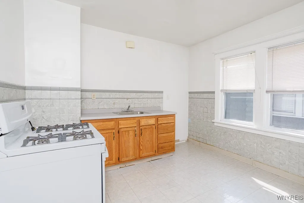 88 Commonwealth Avenue, Buffalo, New York 14216, Buffalo, New York 14216, 6 Bedrooms Bedrooms, ,2 BathroomsBathrooms,Residential,For Sale,88 Commonwealth Avenue, Buffalo, New York 14216,0,B1631505