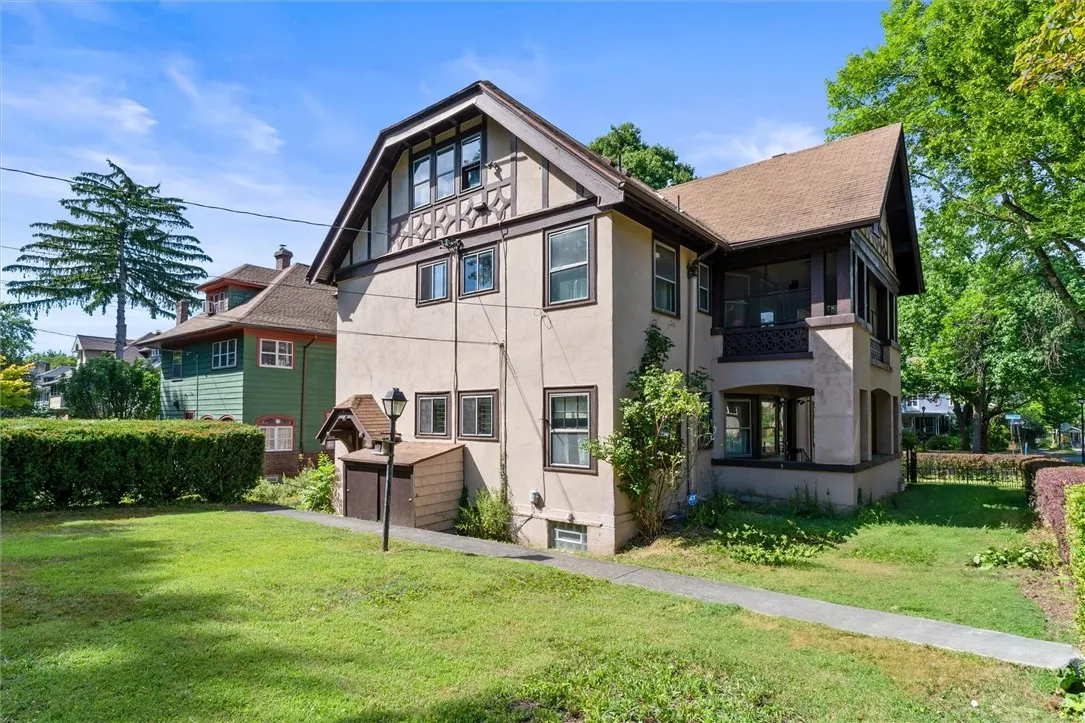 267-269 Seneca Parkway, Rochester, New York 14613, Rochester, New York 14613, 7 Bedrooms Bedrooms, 14 Rooms Rooms,2 BathroomsBathrooms,Residential,Closed,267-269 Seneca Parkway, Rochester, New York 14613,0,R1631910