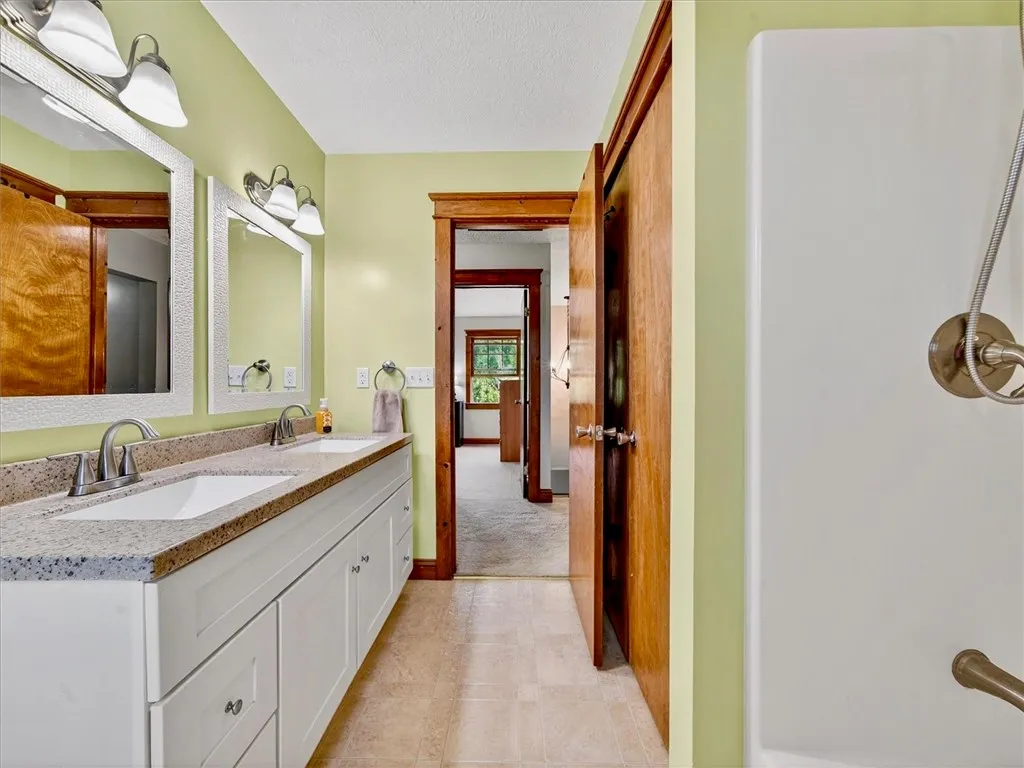 2nd floor full bathroom