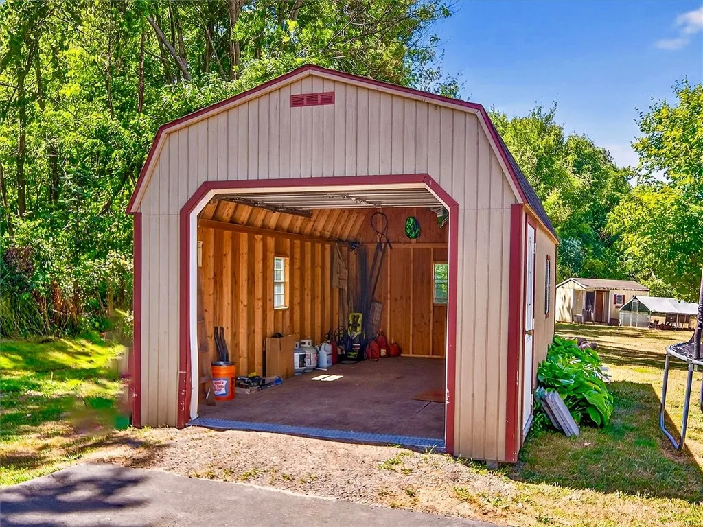 10 x 20 Shed included