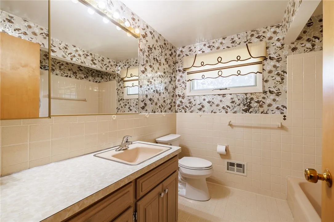 43 Moroa Dr, Irondequoit, New York 14622, Irondequoit, New York 14622, 3 Bedrooms Bedrooms, 6 Rooms Rooms,1 BathroomBathrooms,Residential,Closed,43 Moroa Dr, Irondequoit, New York 14622,0,R1630612