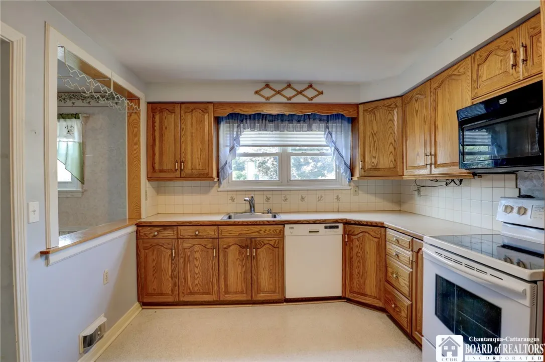 Pass through to the dining room
