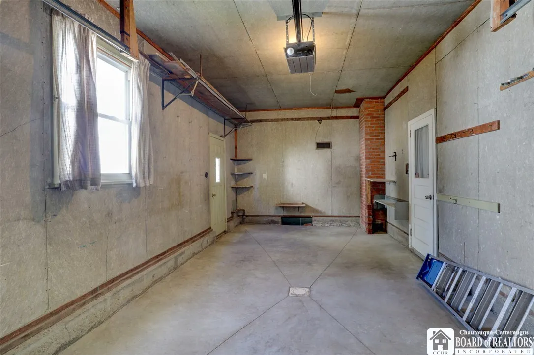 Garage and side door...entry door to the house
