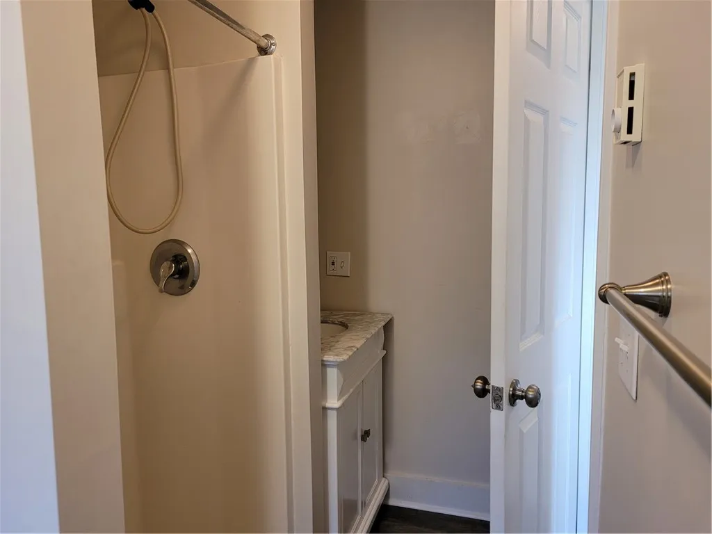 2 Woodlawn Avenue, Perinton, New York 14450, Perinton, New York 14450, 2 Bedrooms Bedrooms, 5 Rooms Rooms,1 BathroomBathrooms,Residential Lease,For Rent,2 Woodlawn Avenue, Perinton, New York 14450,R1631495
