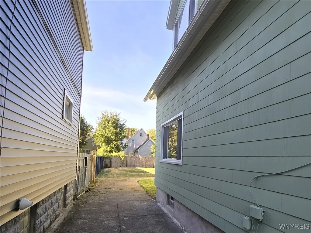 33 Trowbridge Street, Buffalo, New York 14220, Buffalo, New York 14220, 4 Bedrooms Bedrooms, 8 Rooms Rooms,1 BathroomBathrooms,Residential,For Sale,33 Trowbridge Street, Buffalo, New York 14220,B1631295
