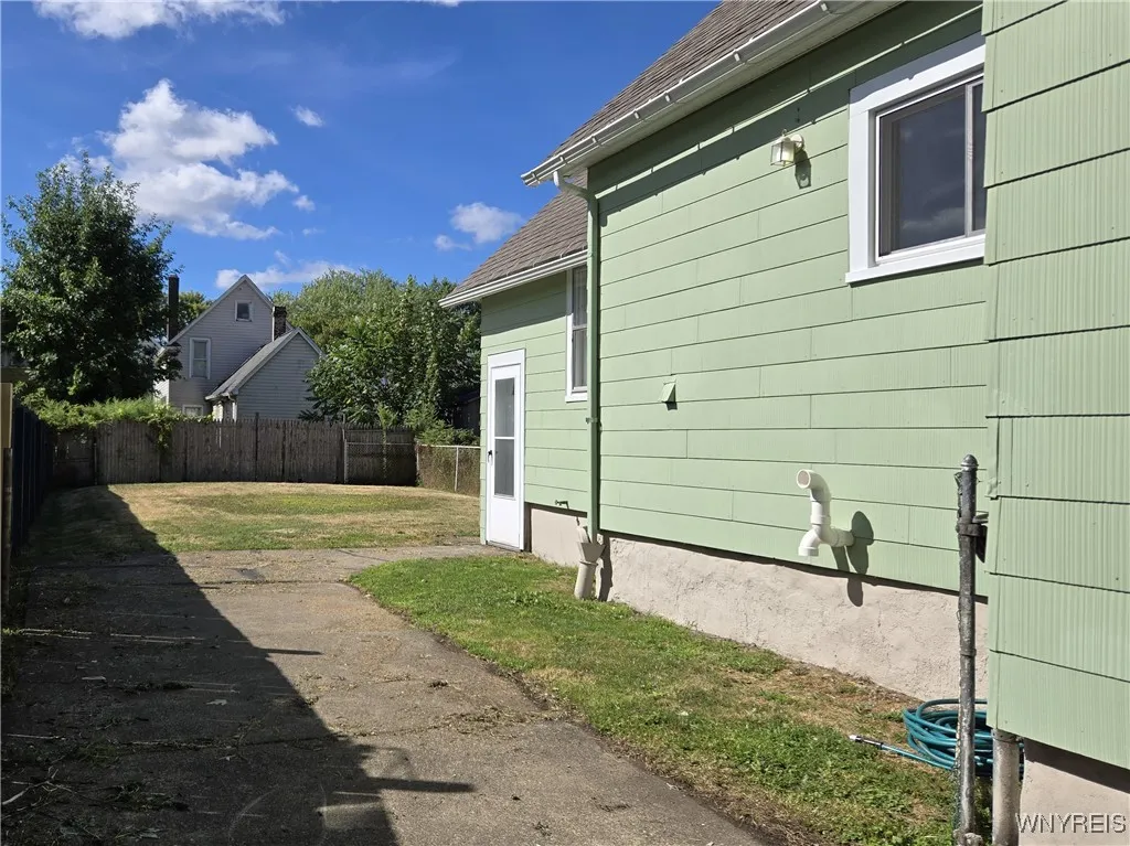 33 Trowbridge Street, Buffalo, New York 14220, Buffalo, New York 14220, 4 Bedrooms Bedrooms, 8 Rooms Rooms,1 BathroomBathrooms,Residential,For Sale,33 Trowbridge Street, Buffalo, New York 14220,B1631295