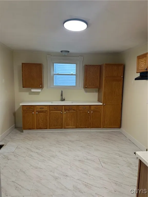LARGE KITCHEN !