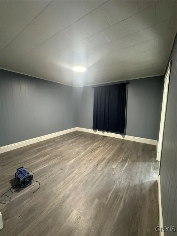 DOUBLE LIVINGROOM, WINDOW LOOKS OUT ONTO YOUR ENCLOSED PORCH