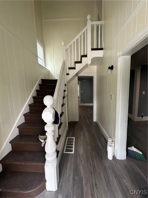 CHEERY ENTRYWAY