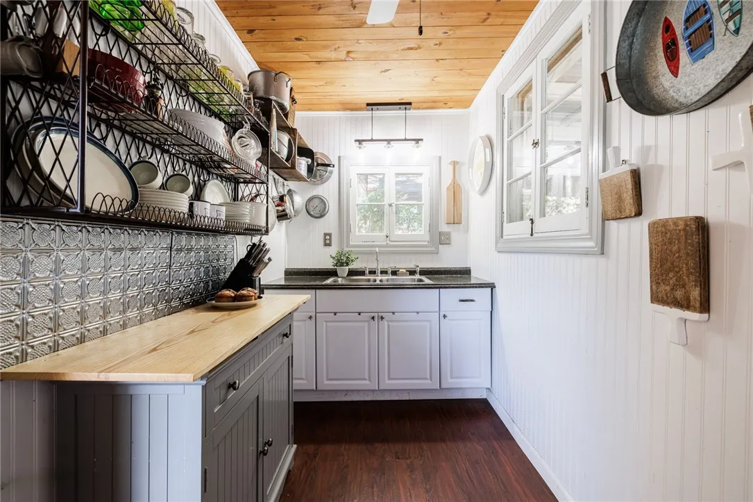 8568 East Lake Road, Batavia City, New York 14020, Stafford, New York 14020, 1 Bedroom Bedrooms, 4 Rooms Rooms,1 BathroomBathrooms,Residential,Closed,8568 East Lake Road, Batavia City, New York 14020,0,R1631867