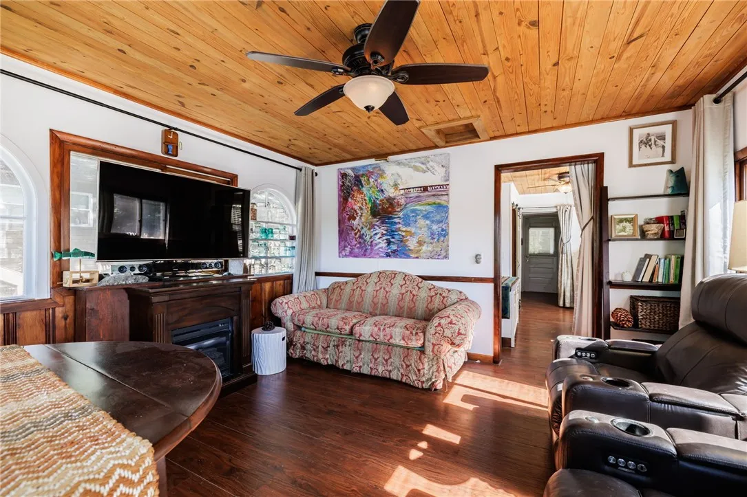 8568 East Lake Road, Batavia City, New York 14020, Stafford, New York 14020, 1 Bedroom Bedrooms, 4 Rooms Rooms,1 BathroomBathrooms,Residential,Closed,8568 East Lake Road, Batavia City, New York 14020,0,R1631867