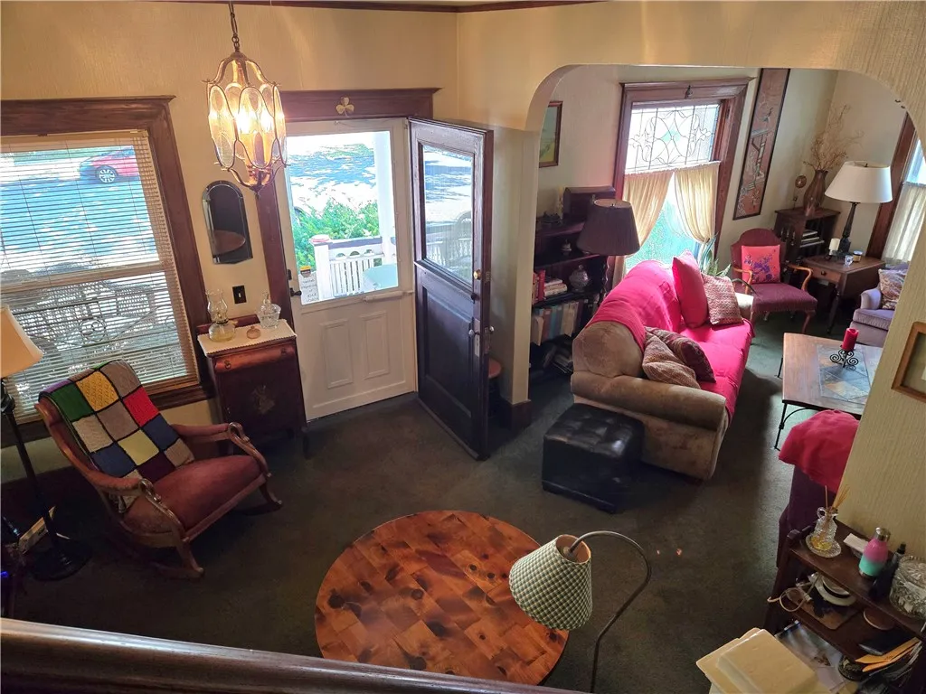 There are so many windows to welcome the natural light.