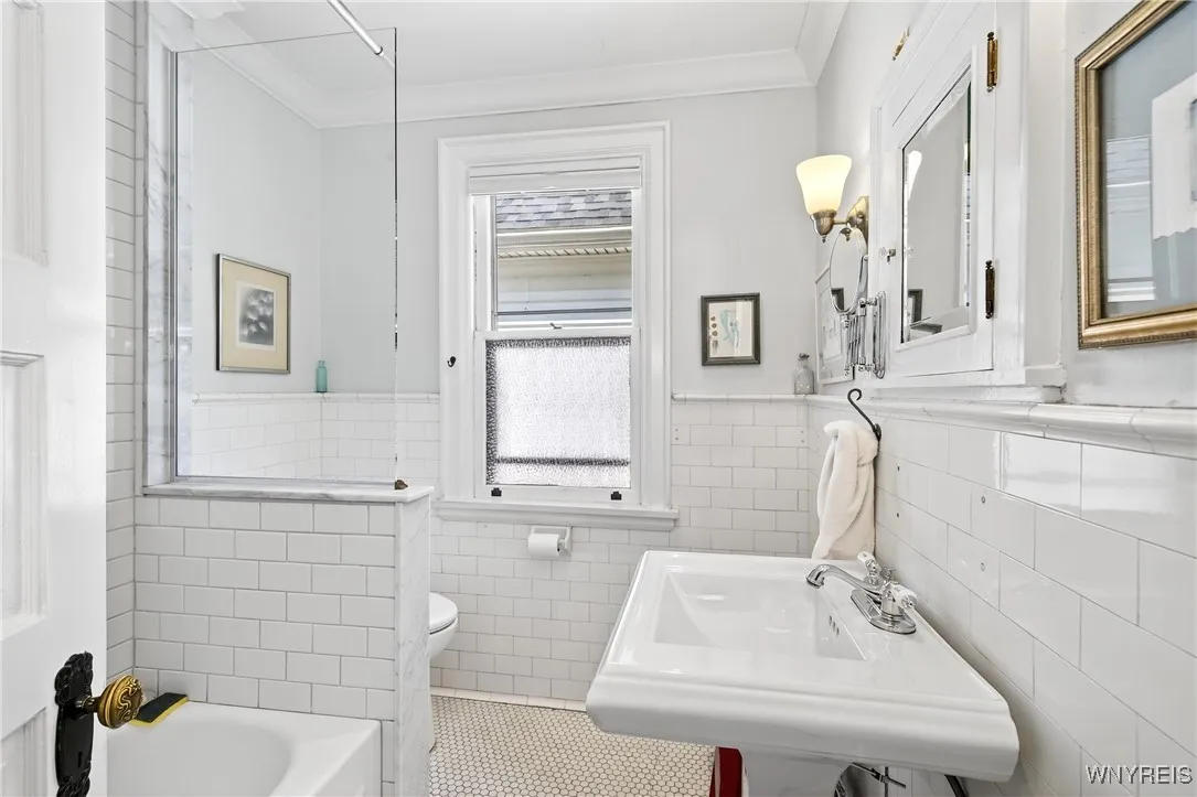 61 Claremont Avenue, Buffalo, New York 14222, Buffalo, New York 14222, 6 Bedrooms Bedrooms, ,2 BathroomsBathrooms,Residential,For Sale,61 Claremont Avenue, Buffalo, New York 14222,B1631201